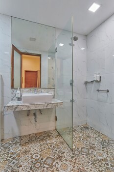 Elphinstone Hotel