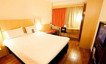 Ajax Hotel