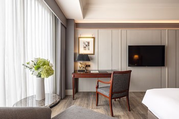 Lakeshore Hotel