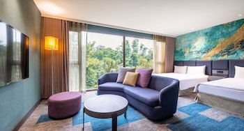 Lakeshore Hotel