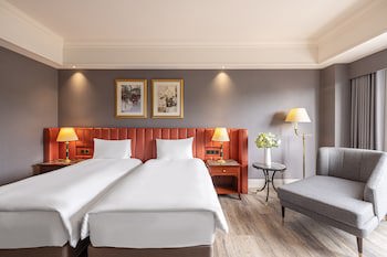 Lakeshore Hotel