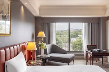 Lakeshore Hotel