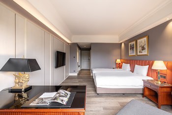 Lakeshore Hotel