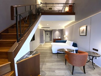 Lakeshore Hotel