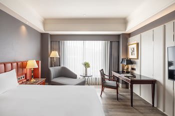 Lakeshore Hotel