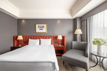 Lakeshore Hotel