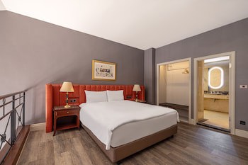 Lakeshore Hotel
