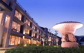 Lakeshore Hotel