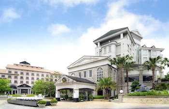 Lakeshore Hotel