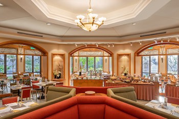 Lakeshore Hotel