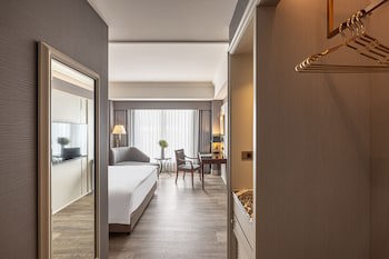 Lakeshore Hotel
