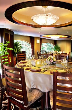 Lakeshore Hotel
