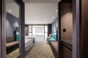 Lakeshore Hotel