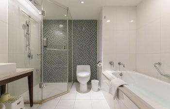 Lakeshore Hotel