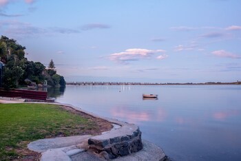 Asure Harbour View Motel And Water Front Apartments
