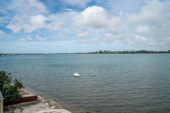 Asure Harbour View Motel And Water Front Apartments