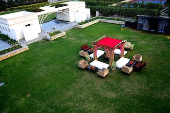 Treehouse Hotel Club & Spa
