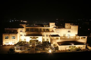 Treehouse Hotel Club & Spa