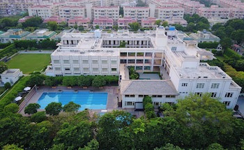 Treehouse Hotel Club & Spa