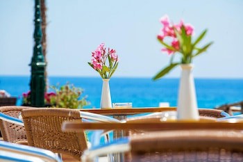 Xenios Dolphin Beach Hotel fotoğrafı