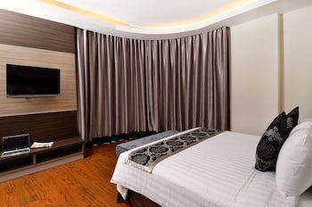 Holiday Villa Hotel & Suites