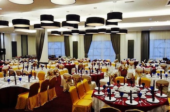 Holiday Villa Hotel & Suites