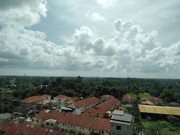 Holiday Villa Hotel & Suites