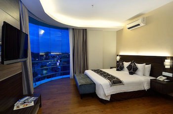 Holiday Villa Hotel & Suites
