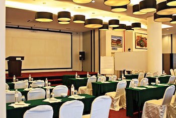 Holiday Villa Hotel & Suites