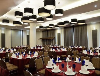 Holiday Villa Hotel & Suites