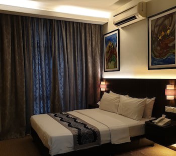Holiday Villa Hotel & Suites