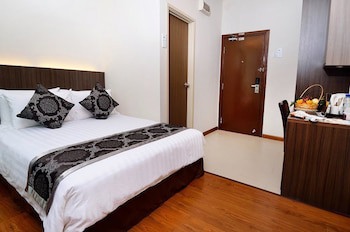 Holiday Villa Hotel & Suites