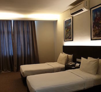 Holiday Villa Hotel & Suites