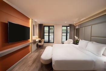 Corner Double Junior Suite (full double bed) (bed type is subject to availability, sofa, corner room)