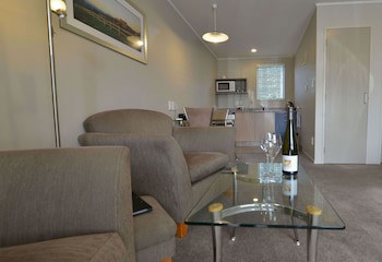 Brougham Heights Motel