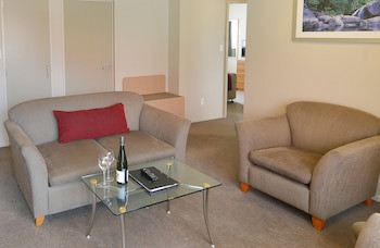 Brougham Heights Motel