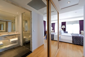 Akra V Hotel