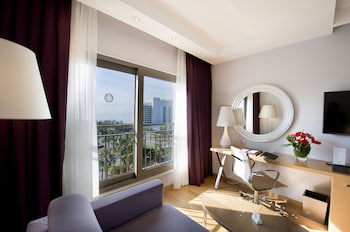 Akra V Hotel