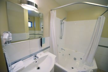 166 Majestic Court Motel