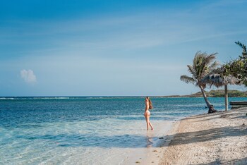 Barefoot Cay Resort