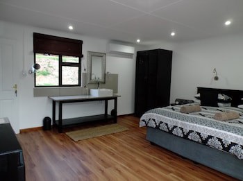 Old Mill Lodge, Working Ostrich Farm & Restaurant, Oudtshoorn