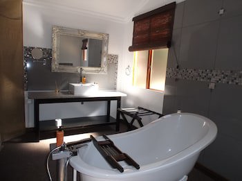 Old Mill Lodge, Working Ostrich Farm & Restaurant, Oudtshoorn