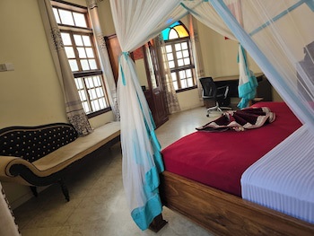 Dhow Palace Hotel