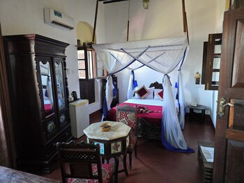 Dhow Palace Hotel