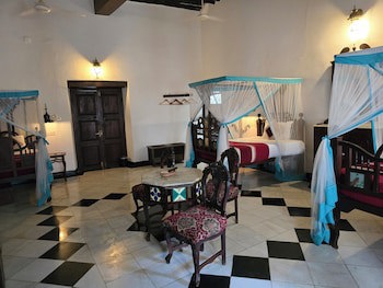 Dhow Palace Hotel