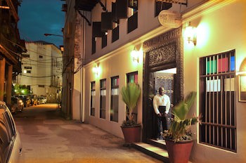 Dhow Palace Hotel