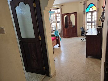 Dhow Palace Hotel