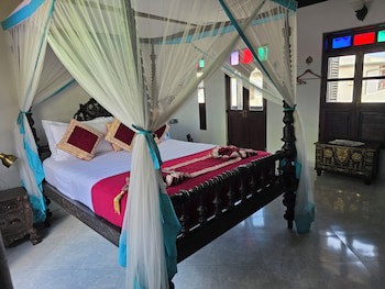 Dhow Palace Hotel