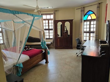Dhow Palace Hotel