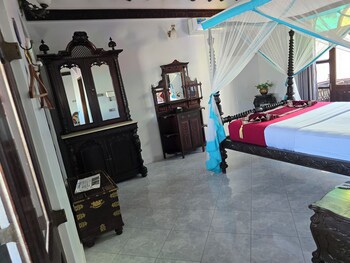 Dhow Palace Hotel